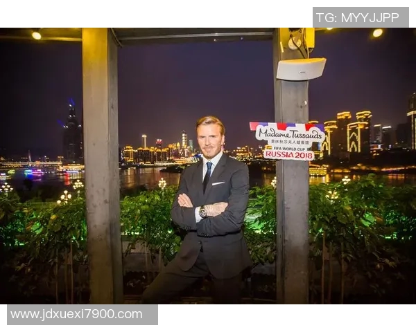 天下足球五大球星同框亮相 星光璀璨见证足球传奇荣耀时刻