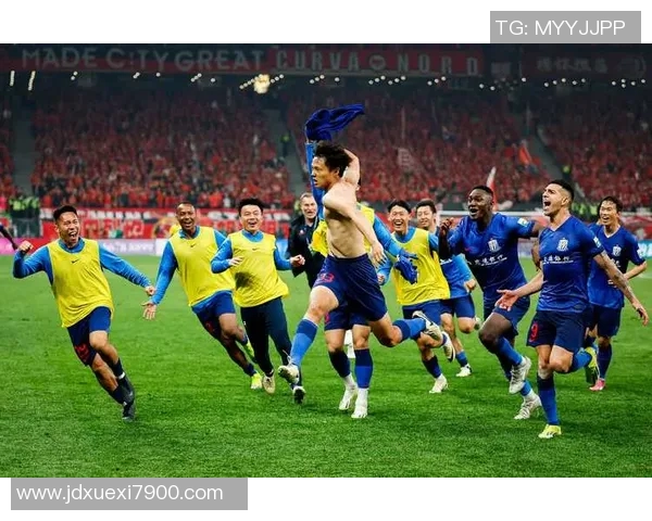 足球球星进球后激情庆祝以磕头动作表达敬意与感恩